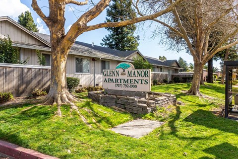 Glenn Manor sign